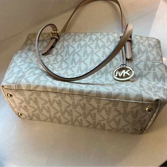 MICHAEL KORS SIGNATURE HANDBAG TOTE NEUTRAL CREAM AN TAN WITH GOLD HARDWARE - Picture 2 of 8